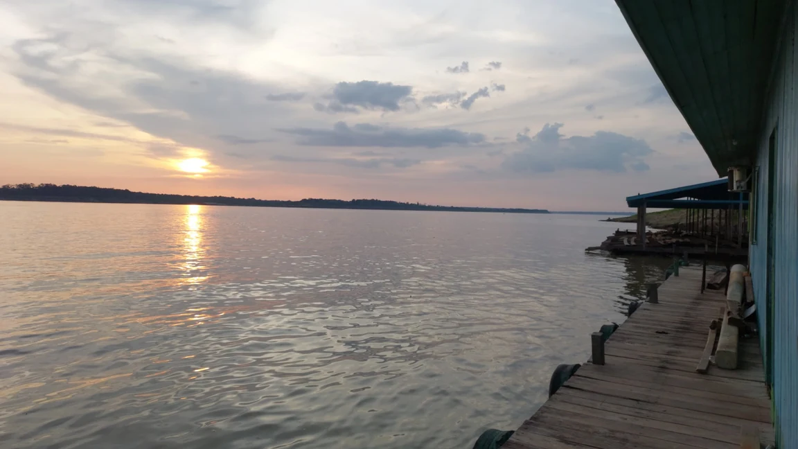 Rio amazônico ao entardecer